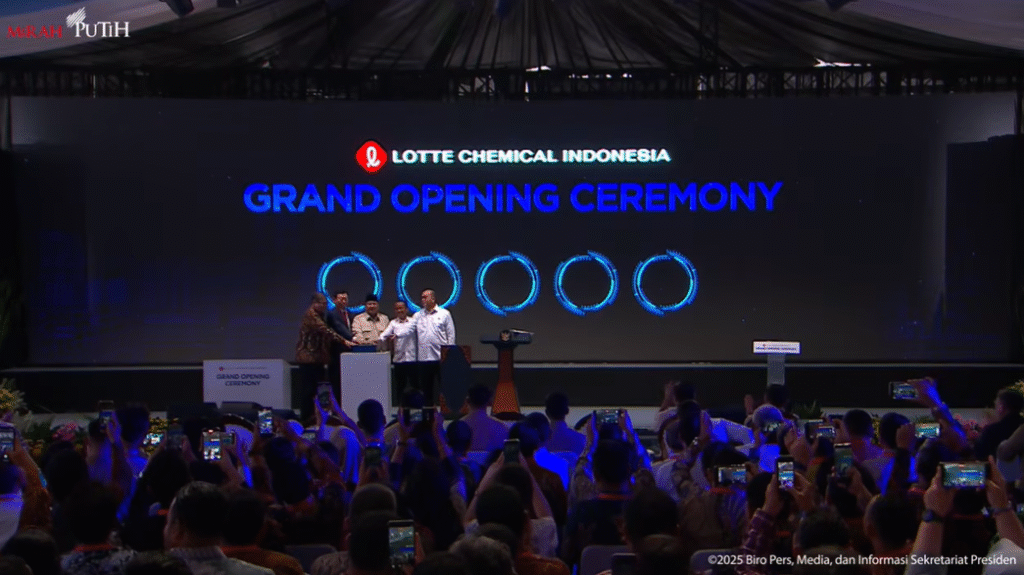 Presiden Republik Indonesia Prabowo Subianto menekan tombol sirine sebagai tanda peresmian operasional PT Lotte Chemical Indonesia di Cilegon, Banten, Kamis (6/11/2025). Pabrik ini menjadi fasilitas petrokimia terbesar di Asia Tenggara. (Foto: Tangakapan layar kanal Youtube Sekretariat Presiden)