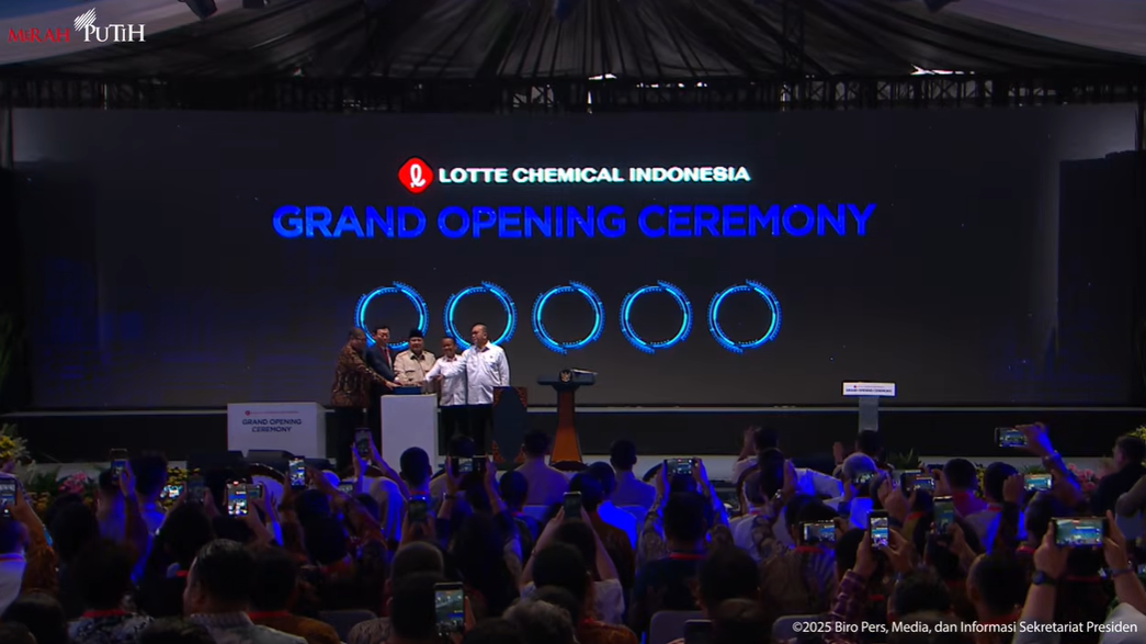Presiden Republik Indonesia Prabowo Subianto menekan tombol sirine sebagai tanda peresmian operasional PT Lotte Chemical Indonesia di Cilegon, Banten, Kamis (6/11/2025). Pabrik ini menjadi fasilitas petrokimia terbesar di Asia Tenggara. (Foto: Tangakapan layar kanal Youtube Sekretariat Presiden)