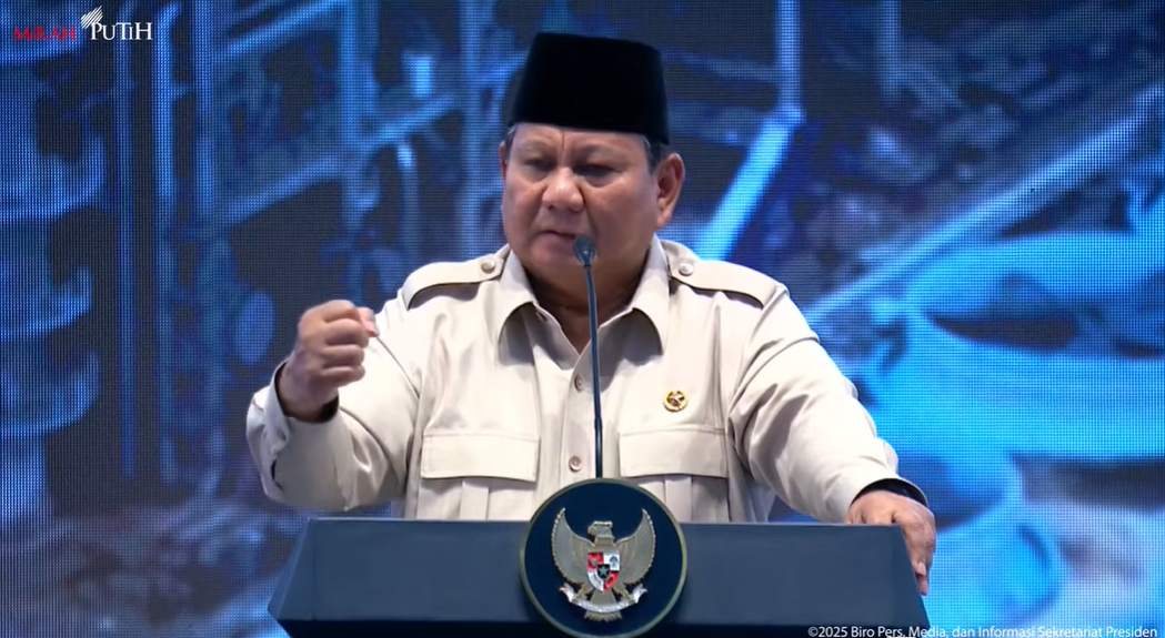 Presiden Prabowo saat memberikan sambutan pada peresmian Pabrik Lotte Chemical Indonesia di Cilegon, Banten, pada Rabu (6/11/2025). (Foto: Tangakapan layar kanal Youtube: Sekretariat Presiden)