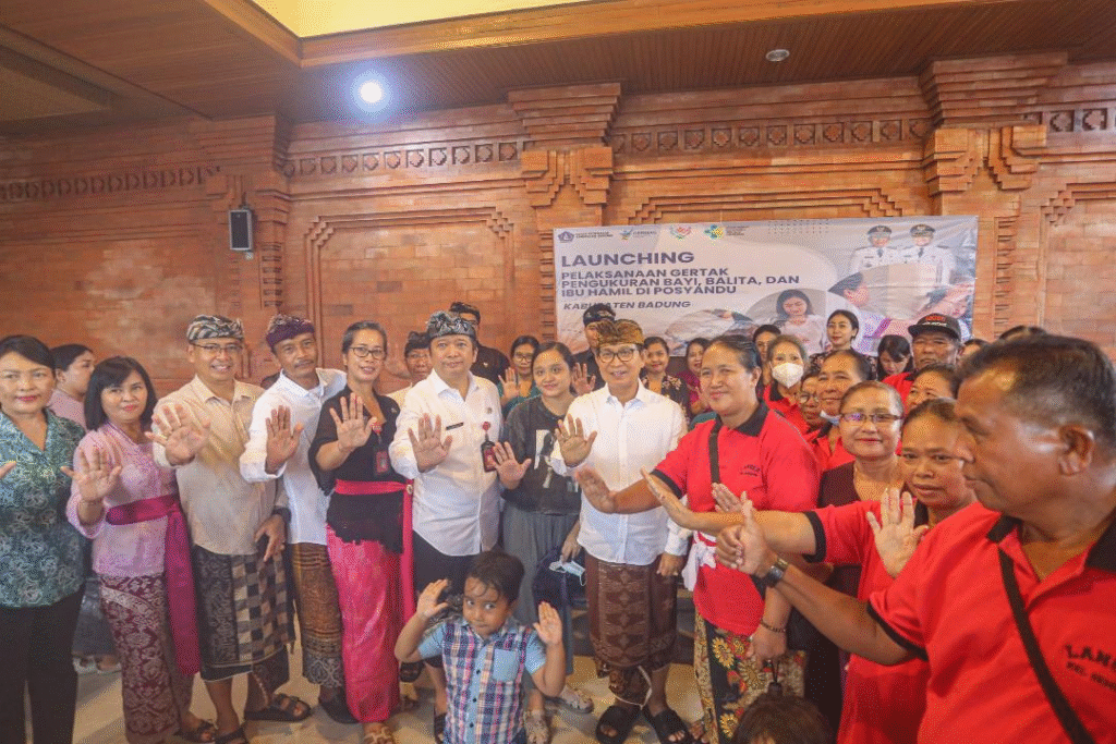 Bupati Wayan Adi Arnawa melaksanakan Launching Gerakan Serentak Pencegahan Stunting yang dirangkaikan dengan Gerakan Pengukuran Bayi, Balita, dan Ibu Hamil di Banjar Pande, Kelurahan Sempidi, Mengwi, Kamis (6/11).