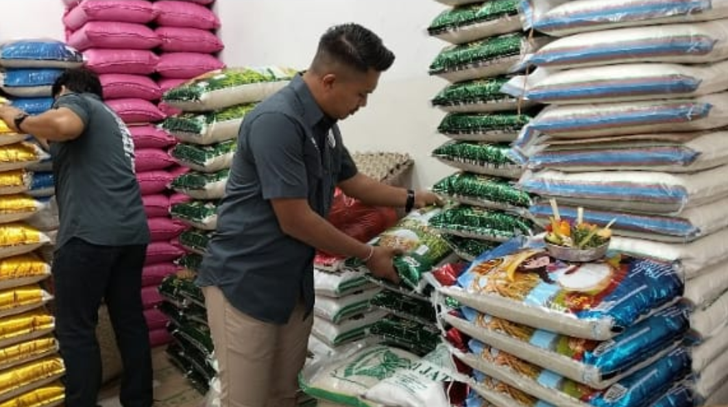 Petugas Satgas Pangan Jembrana memeriksa tumpukan beras di Pasar Umum Negara saat sidak harga dan stok beras menjelang perayaan Galungan, Kuningan, Natal, dan Tahun Baru.