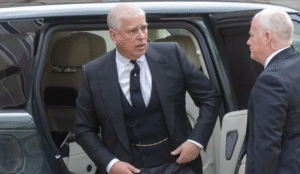 Pangeran Andrew (kiri)