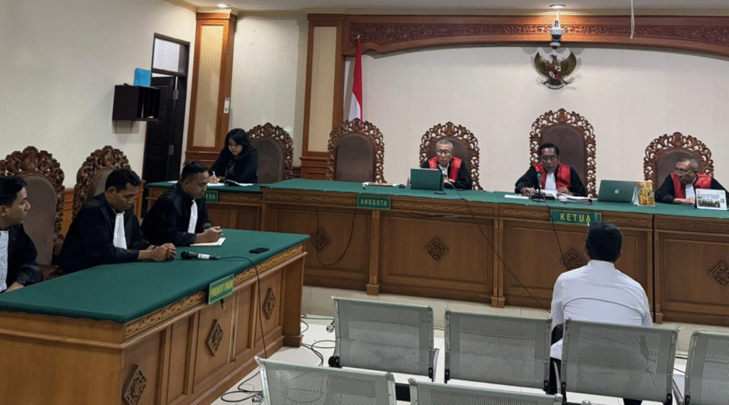 Suasana sidang pembacaan putusan kasus korupsi dana Komite SMK Negeri 1 Klungkung di Pengadilan Tipikor Denpasar. Majelis hakim menjatuhkan vonis 3 tahun 6 bulan penjara kepada terdakwa I Wayan Siarsana.