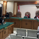 Suasana sidang pembacaan putusan kasus korupsi dana Komite SMK Negeri 1 Klungkung di Pengadilan Tipikor Denpasar. Majelis hakim menjatuhkan vonis 3 tahun 6 bulan penjara kepada terdakwa I Wayan Siarsana.