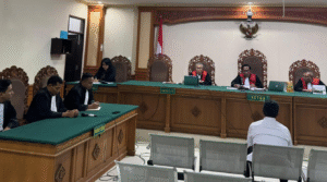 Suasana sidang pembacaan putusan kasus korupsi dana Komite SMK Negeri 1 Klungkung di Pengadilan Tipikor Denpasar. Majelis hakim menjatuhkan vonis 3 tahun 6 bulan penjara kepada terdakwa I Wayan Siarsana.