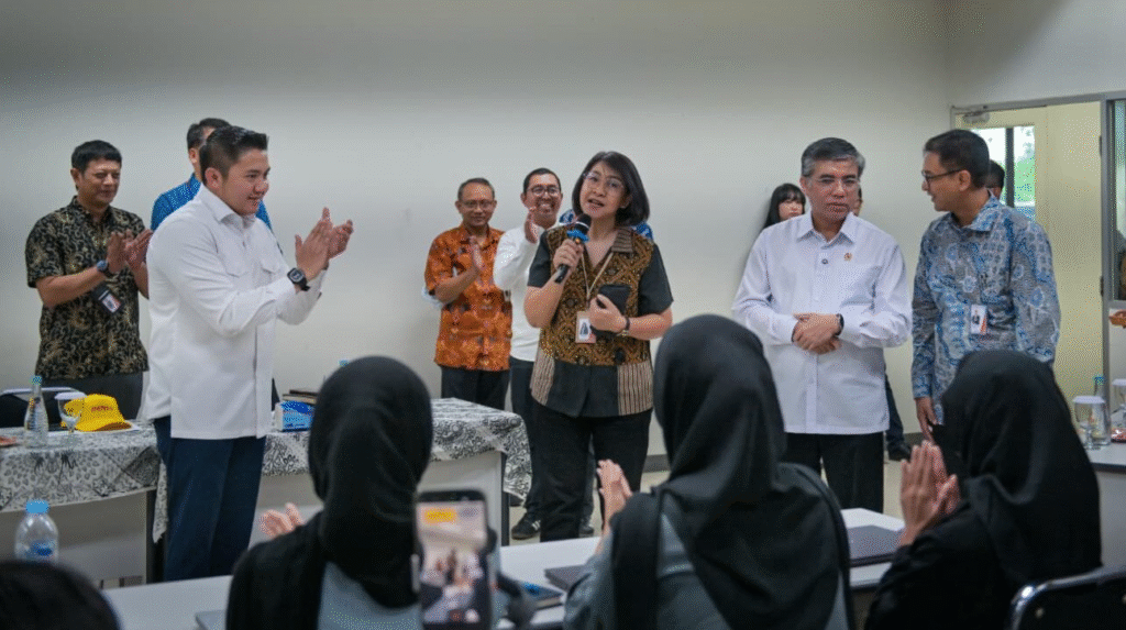Sekretaris Kabinet (Seskab) Teddy Indra Wijaya meninjau langsung pelaksanaan Program Magang Nasional di salah satu perusahaan besar swasta, PT Denso Indonesia, Kabupaten Bekasi, Jawa Barat, pada Jumat, 7 November 2025. Foto: BPMI Setpres/Istimewa
