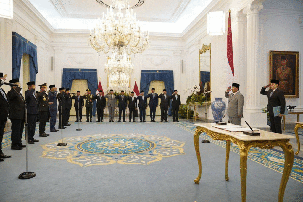 Presiden Prabowo Subianto memimpin pelantikan sepuluh tokoh yang tergabung dalam Komite Percepatan Reformasi Polri di Istana Negara, Jakarta, Jumat (7/11/2025).