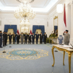 Presiden Prabowo Subianto memimpin pelantikan sepuluh tokoh yang tergabung dalam Komite Percepatan Reformasi Polri di Istana Negara, Jakarta, Jumat (7/11/2025).