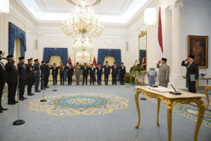 Presiden Prabowo Subianto memimpin pelantikan sepuluh tokoh yang tergabung dalam Komite Percepatan Reformasi Polri di Istana Negara, Jakarta, Jumat (7/11/2025).