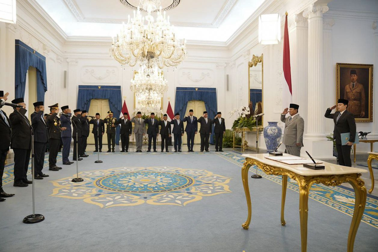 Presiden Prabowo Subianto memimpin pelantikan sepuluh tokoh yang tergabung dalam Komite Percepatan Reformasi Polri di Istana Negara, Jakarta, Jumat (7/11/2025).