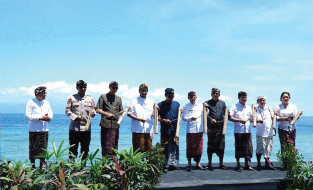 Bupati Klungkung I Made Satria bersama pejabat kementerian dan undangan memukul kentongan sebagai tanda dibukanya Nusa Penida Festival ke-8 Tahun 2025 di Pantai Tanjung Kerambitan, Desa Adat Dalem Setra Batununggul, Jumat (7/11/2025).