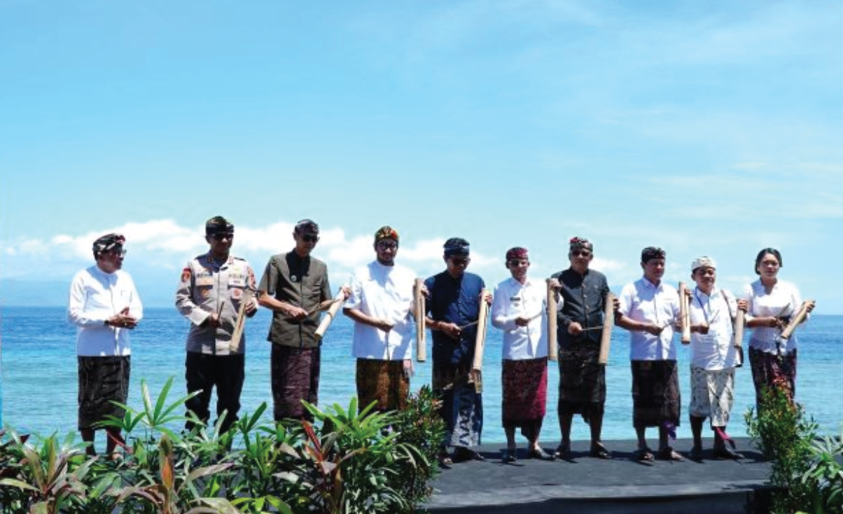 Bupati Klungkung I Made Satria bersama pejabat kementerian dan undangan memukul kentongan sebagai tanda dibukanya Nusa Penida Festival ke-8 Tahun 2025 di Pantai Tanjung Kerambitan, Desa Adat Dalem Setra Batununggul, Jumat (7/11/2025).