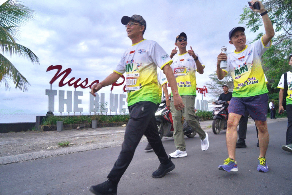 Bupati Klungkung I Made Satria (depan, kiri) bersama peserta lainnya mengikuti Fun Run dalam rangkaian Festival Nusa Penida ke-8 Tahun 2025, Minggu (9/11). Kegiatan ini menjadi ajang promosi wisata sekaligus mempererat kebersamaan masyarakat dan wisatawan di Nusa Penida.