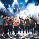 Walikota Denpasar I Gusti Ngurah Jaya Negara saat melakukan prosesi penyiratan tirta segara sebagai tanda dibukanya Sanur Village Festival (SVF) ke-18 di Pantai Muntig Siokan, Sanur, Jumat (7/11/2025) malam. (Foto: istimewa)