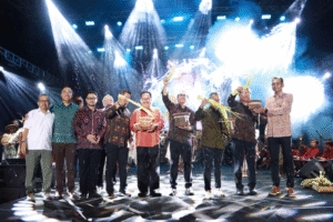 Walikota Denpasar I Gusti Ngurah Jaya Negara saat melakukan prosesi penyiratan tirta segara sebagai tanda dibukanya Sanur Village Festival (SVF) ke-18 di Pantai Muntig Siokan, Sanur, Jumat (7/11/2025) malam. (Foto: istimewa)