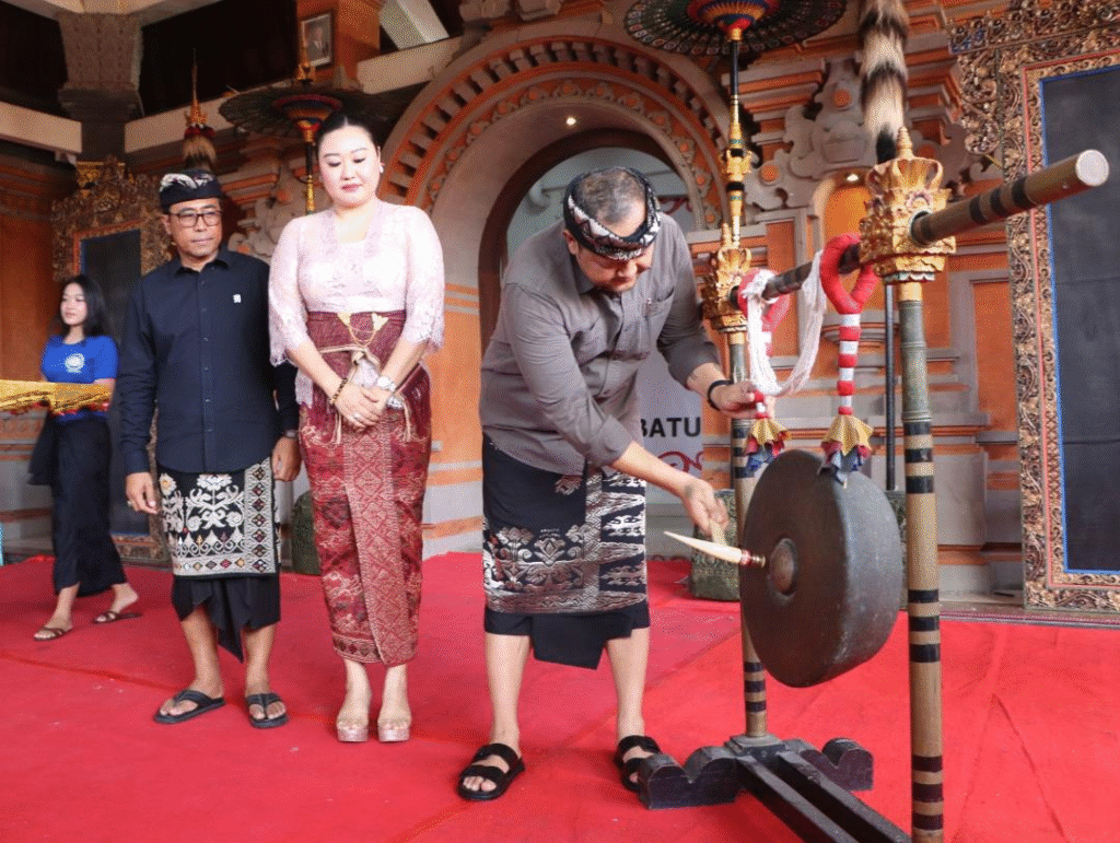 Wabup Bagus Alit Sucipta saat membuka Lomba Tari Barong Buntut dan Mekendang Tunggal Regenerasi se-Badung di Balai Banjar Batuculung, Kerobokan, Kuta Utara, Badung, Sabtu (1/10).