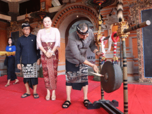 Wabup Bagus Alit Sucipta saat membuka Lomba Tari Barong Buntut dan Mekendang Tunggal Regenerasi se-Badung di Balai Banjar Batuculung, Kerobokan, Kuta Utara, Badung, Sabtu (1/10).