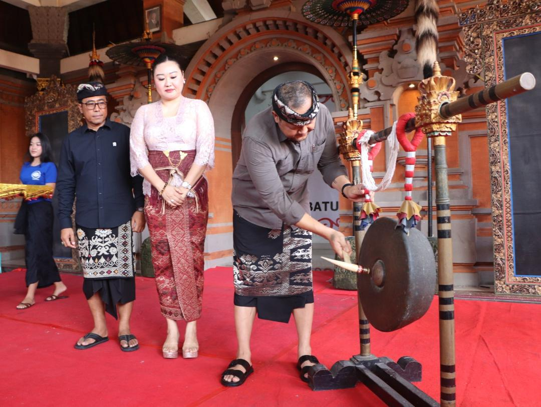 Wabup Bagus Alit Sucipta saat membuka Lomba Tari Barong Buntut dan Mekendang Tunggal Regenerasi se-Badung di Balai Banjar Batuculung, Kerobokan, Kuta Utara, Badung, Sabtu (1/10).