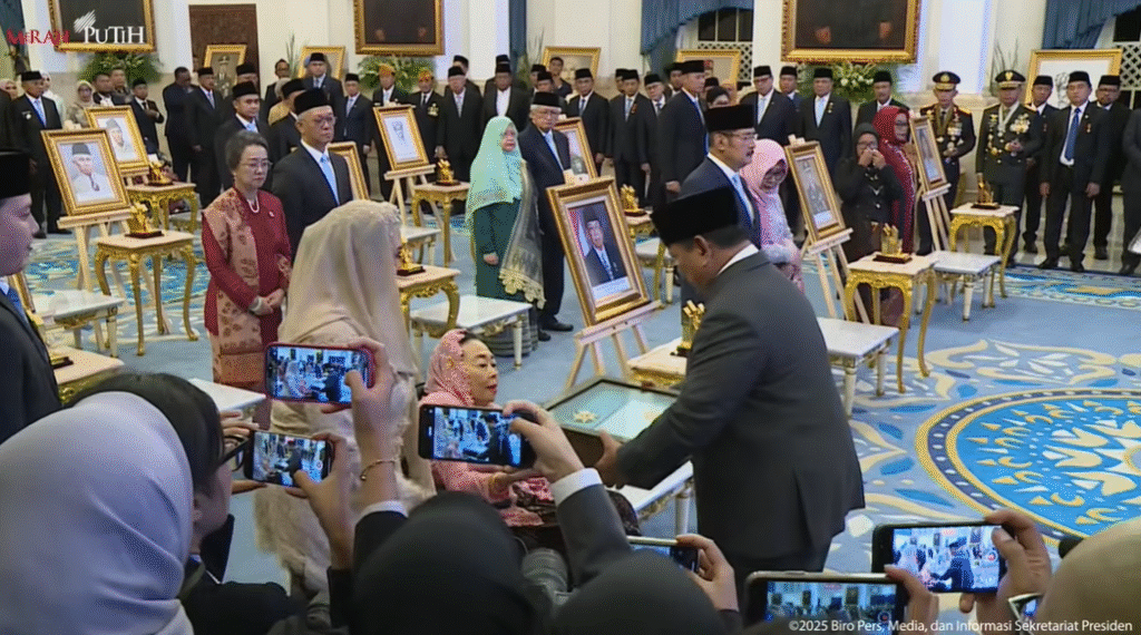 Presiden Prabowo menyerahkan Anugerah Gelar Pahlawan Nasional Tahun 2025, Istana Negara, 10 November 2025. (Foto: tangkapan layar kanal youtube Sekretariat Presiden)