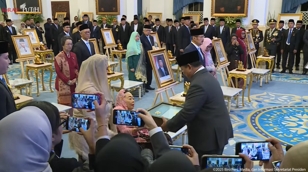 Presiden Prabowo menyerahkan Anugerah Gelar Pahlawan Nasional Tahun 2025, Istana Negara, 10 November 2025. (Foto: tangkapan layar kanal youtube Sekretariat Presiden)