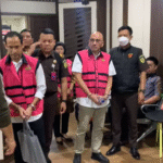 Para tersangka kasus dugaan korupsi Program Digitalisasi Pendidikan Kemendikbudristek saat diserahkan oleh Tim Jaksa Penyidik JAM Pidsus Kejaksaan Agung kepada Jaksa Penuntut Umum Kejaksaan Negeri Jakarta Pusat, Senin (10/11/2025).