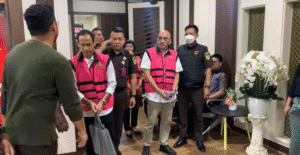 Para tersangka kasus dugaan korupsi Program Digitalisasi Pendidikan Kemendikbudristek saat diserahkan oleh Tim Jaksa Penyidik JAM Pidsus Kejaksaan Agung kepada Jaksa Penuntut Umum Kejaksaan Negeri Jakarta Pusat, Senin (10/11/2025).