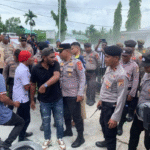 Sejumlah massa dari OKP dan LSM Kabupaten Seram Bagian Timur Demo Guru dan Kepsek SMPN 40.