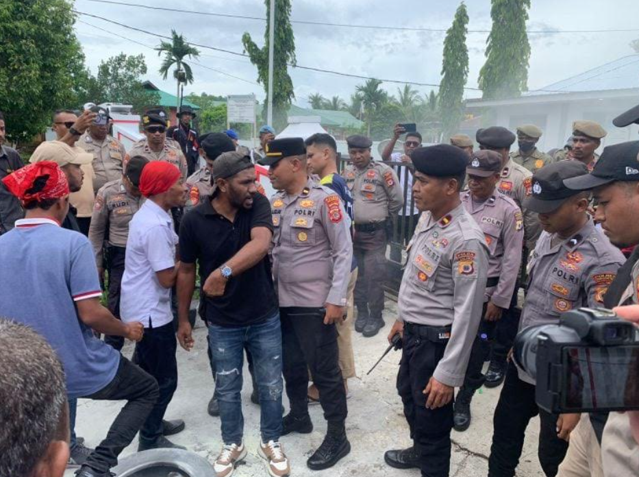 Sejumlah massa dari OKP dan LSM Kabupaten Seram Bagian Timur Demo Guru dan Kepsek SMPN 40.