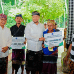 Bupati Badung I Wayan Adi Arnawa didampingi Wakil Bupati Bagus Alit Sucipta secara simbolis menyerahkan bantuan sosial senilai Rp2 juta per Kepala Keluarga kepada masyarakat di Kecamatan Petang menjelang Hari Raya Galungan dan Kuningan, Senin (10/11/2025).