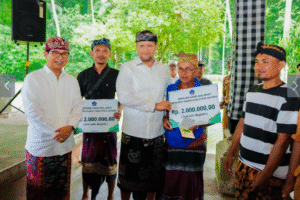 Bupati Badung I Wayan Adi Arnawa didampingi Wakil Bupati Bagus Alit Sucipta secara simbolis menyerahkan bantuan sosial senilai Rp2 juta per Kepala Keluarga kepada masyarakat di Kecamatan Petang menjelang Hari Raya Galungan dan Kuningan, Senin (10/11/2025).