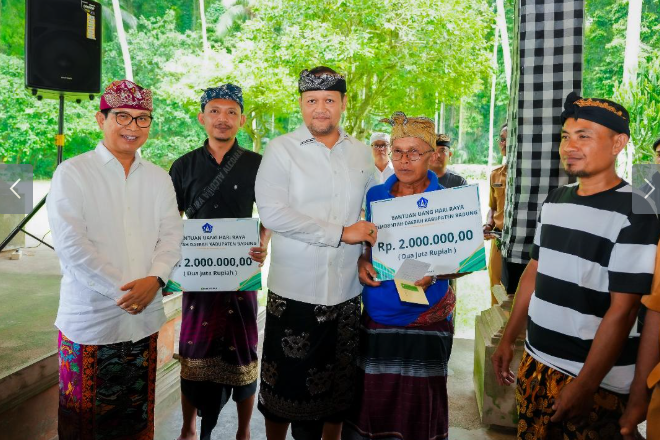 Bupati Badung I Wayan Adi Arnawa didampingi Wakil Bupati Bagus Alit Sucipta secara simbolis menyerahkan bantuan sosial senilai Rp2 juta per Kepala Keluarga kepada masyarakat di Kecamatan Petang menjelang Hari Raya Galungan dan Kuningan, Senin (10/11/2025).