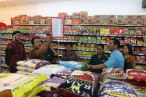 Petugas Satgas Pangan Polda Bali bersama instansi terkait melakukan pengecekan harga dan ketersediaan beras saat sidak di salah satu pasar modern di Denpasar, Selasa (11/11/2025).