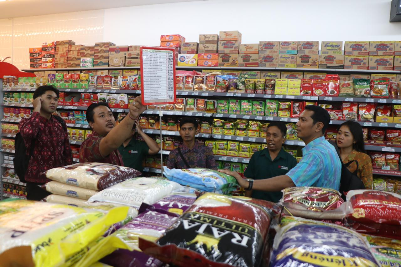 Petugas Satgas Pangan Polda Bali bersama instansi terkait melakukan pengecekan harga dan ketersediaan beras saat sidak di salah satu pasar modern di Denpasar, Selasa (11/11/2025).