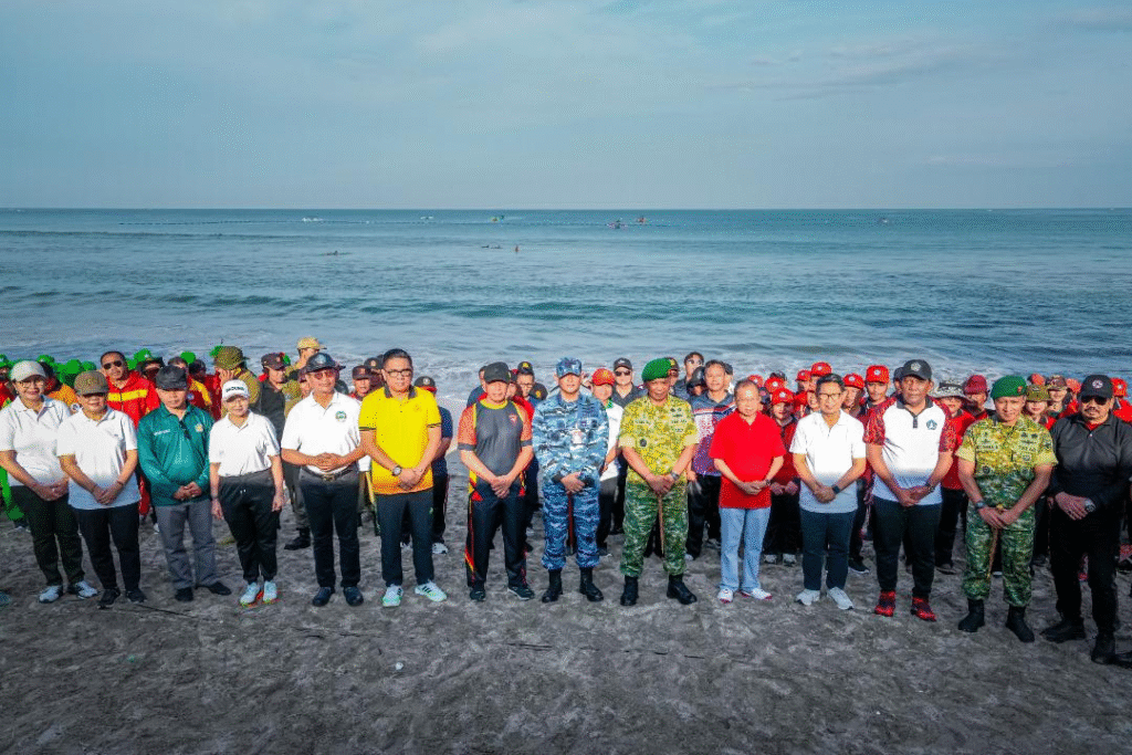 Bupati Wayan Adi Arnawa saat menghadiri Apel Siaga Penanganan Sampah Pantai di Bali yang dipusatkan di depan Shelter Kebencanaan Baruna, Kuta, Badung, Minggu (2/11).