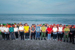 Bupati Wayan Adi Arnawa saat menghadiri Apel Siaga Penanganan Sampah Pantai di Bali yang dipusatkan di depan Shelter Kebencanaan Baruna, Kuta, Badung, Minggu (2/11).