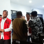 Terdakwa RW dengan mengenakan rompi tahanan di ruang Pengadilan Negeri Ambon.