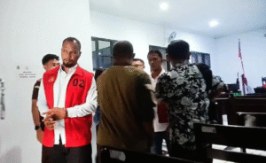 Terdakwa RW dengan mengenakan rompi tahanan di ruang Pengadilan Negeri Ambon.