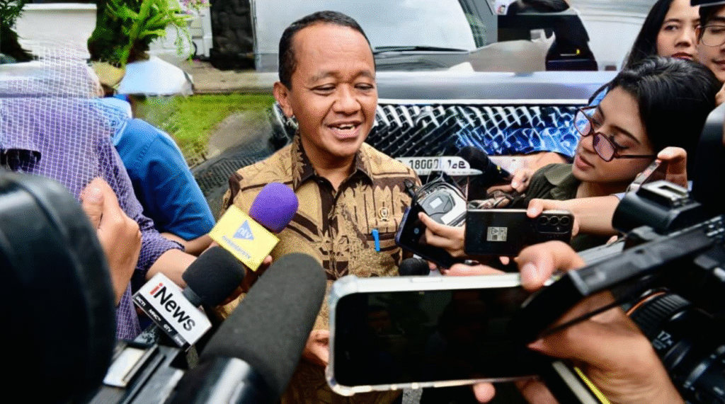 Menteri Energi dan Sumber Daya Mineral Bahlil Lahadalia memberikan keterangannya kepada awak media di Istana Kepresidenan, Jakarta, pada Kamis, 20 November 2025. Foto: BPMI Setpres/Rusman