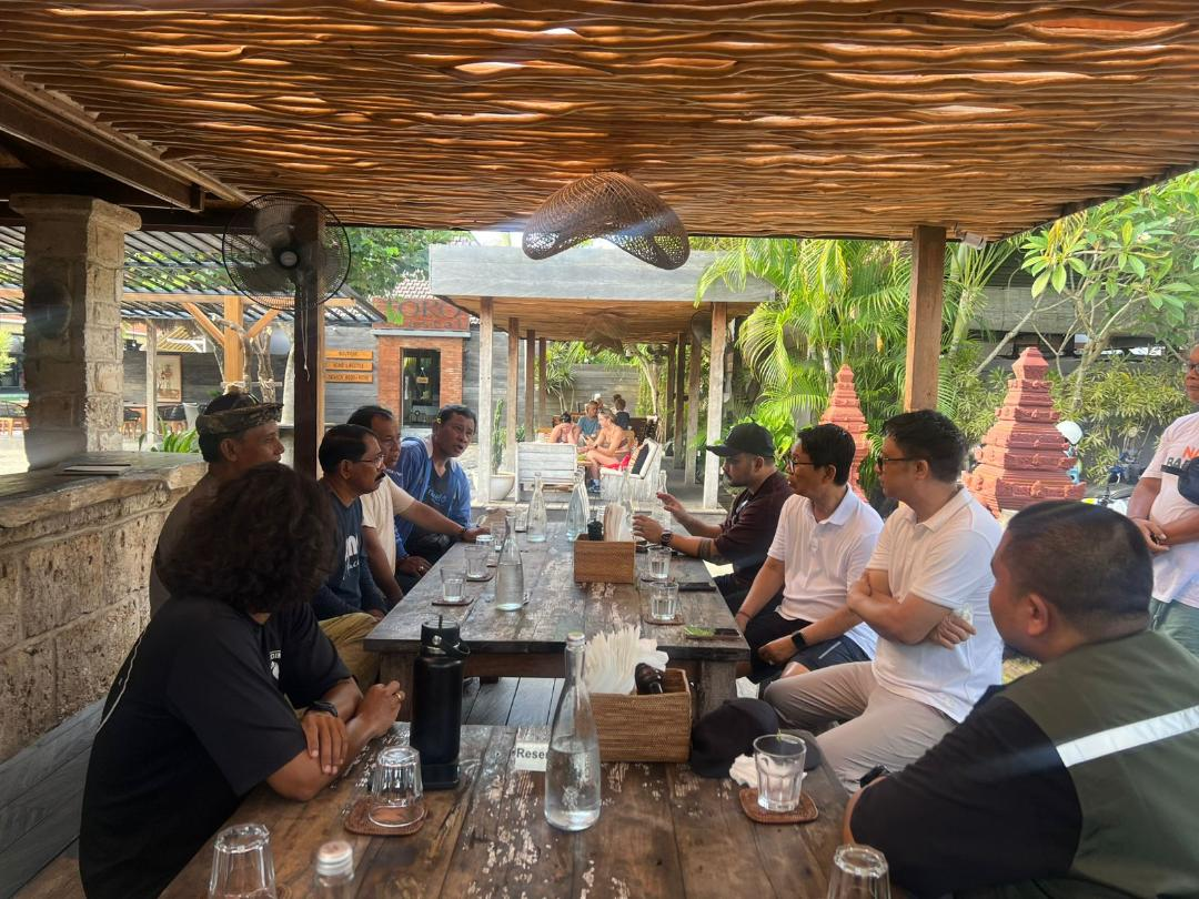 Bupati Adi Arnawa saat berdialog dengan tokoh dan komunitas masyarakat kawasan Pantai Bingin di The Cashew Tree, Jalan Pantai Bingin, Pecatu, Kuta Selatan, Kamis (20/11).
