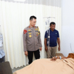 Kapolda Maluku, Irjen Pol. Dadang Hartanto menjenguk seorang mahasiswa bernama Gozi Rumain di rumah sakit Bhayangkara Tantui, Ambon.