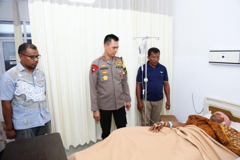 Kapolda Maluku, Irjen Pol. Dadang Hartanto menjenguk seorang mahasiswa bernama Gozi Rumain di rumah sakit Bhayangkara Tantui, Ambon.