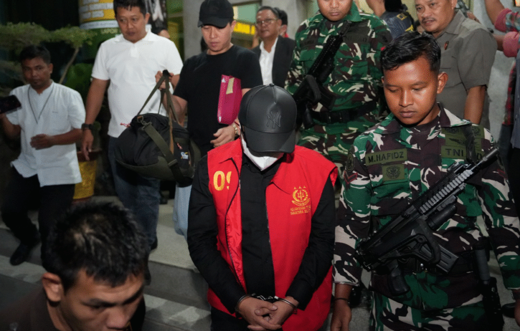 Salah satu tersangka kasus dugaan korupsi penyaluran KUR Mikro di KCP Semendo, Muara Enim, digiring penyidik Kejaksaan Tinggi Sumatera Selatan usai ditetapkan sebagai tersangka, Jumat (21/11/2025).