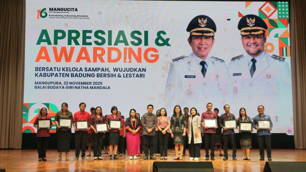 Bupati Wayan Adi Arnawa bersama Nyonya Rasniathi Adi Arnawa menyerahkan penghargaan kepada pemenang kompetisi Bank Sampah, TPS3R, di Balai Budaya Giri Nata Mandala, Puspem Badung, Sabtu (22/11).