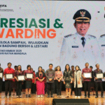 Bupati Wayan Adi Arnawa bersama Nyonya Rasniathi Adi Arnawa menyerahkan penghargaan kepada pemenang kompetisi Bank Sampah, TPS3R, di Balai Budaya Giri Nata Mandala, Puspem Badung, Sabtu (22/11).