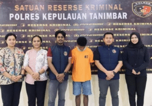 Terduga pelaku mengenakan pakaian orange.