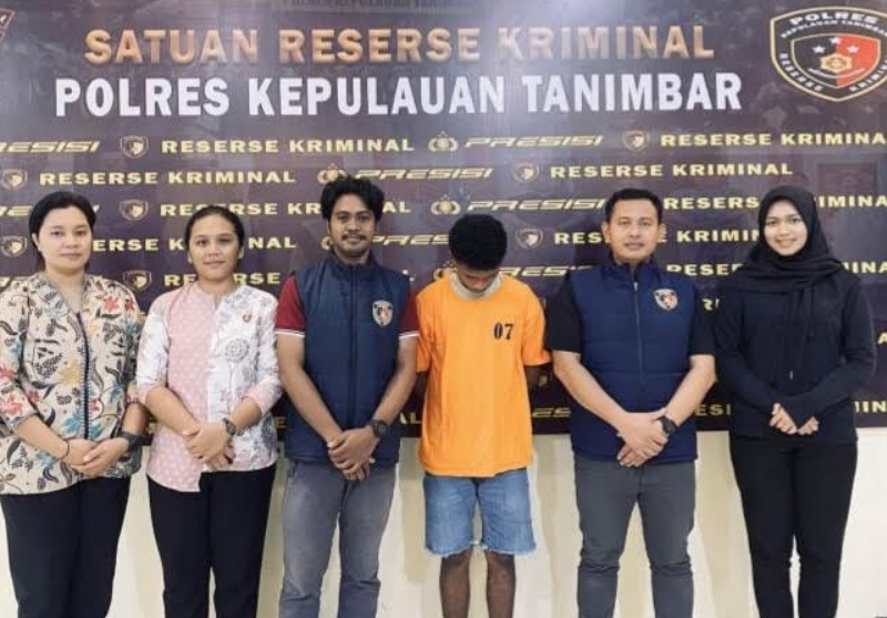 Terduga pelaku mengenakan pakaian orange.