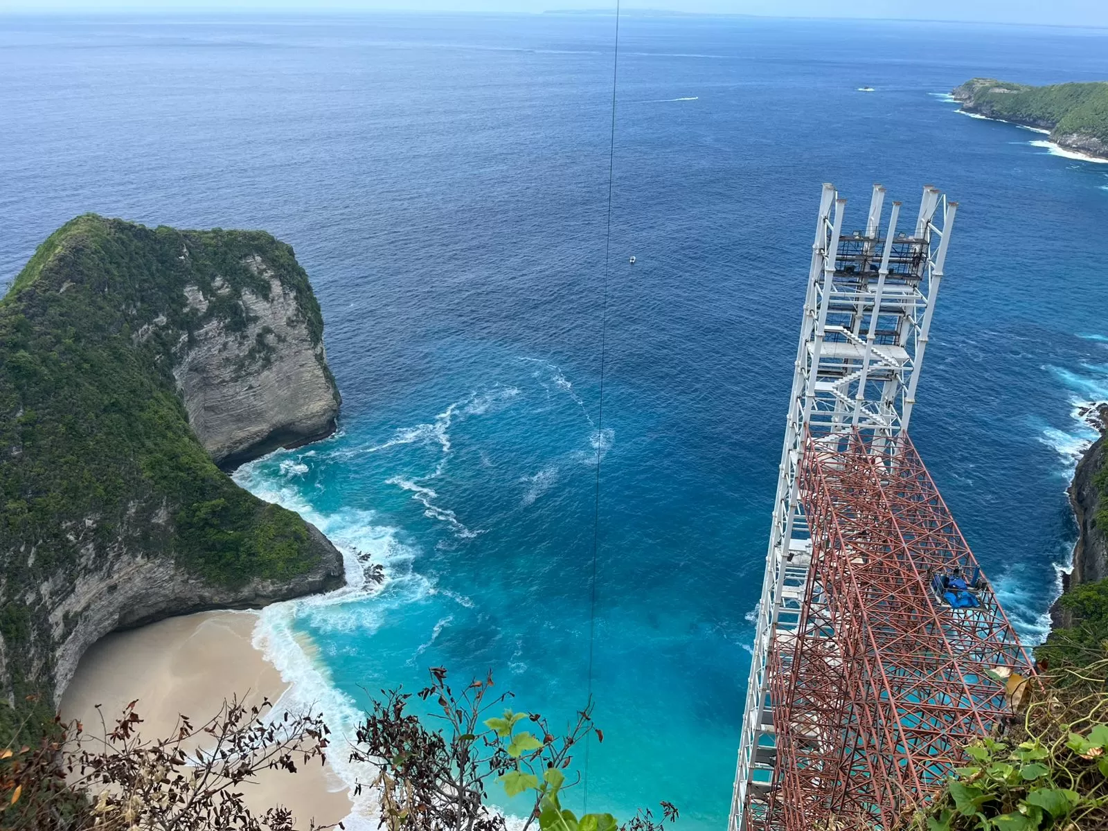 Proyek lift kaca di Pantai Kelingking, Bali. (Foto: Istimewa)
