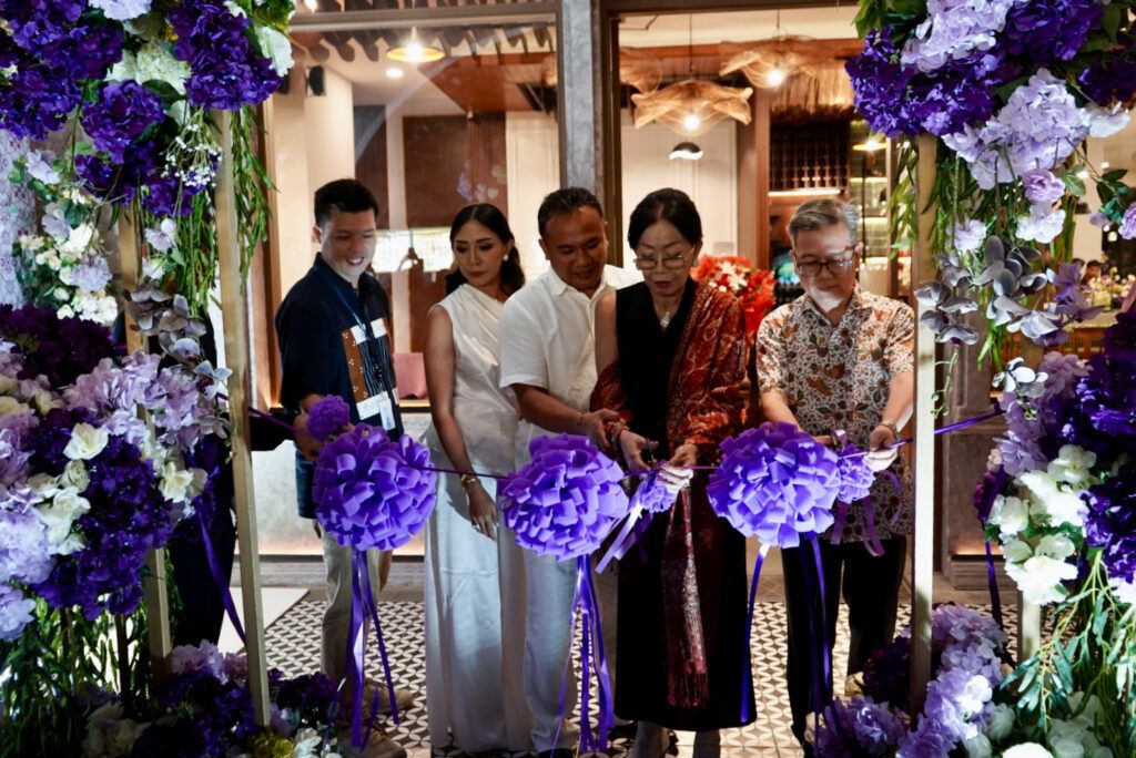 Komisaris Utama Bebek Bengil, Anak Agung Raka Sueni, melakukan prosesi pemotongan pita saat grand opening Crispy Duck Bebek Bengil Ubud cabang Kelapa Gading, Jakarta Utara, Rabu (17/12/2025), sebagai penanda resmi dibukanya cabang terbaru yang membawa cita rasa autentik kuliner Bali ke ibu kota