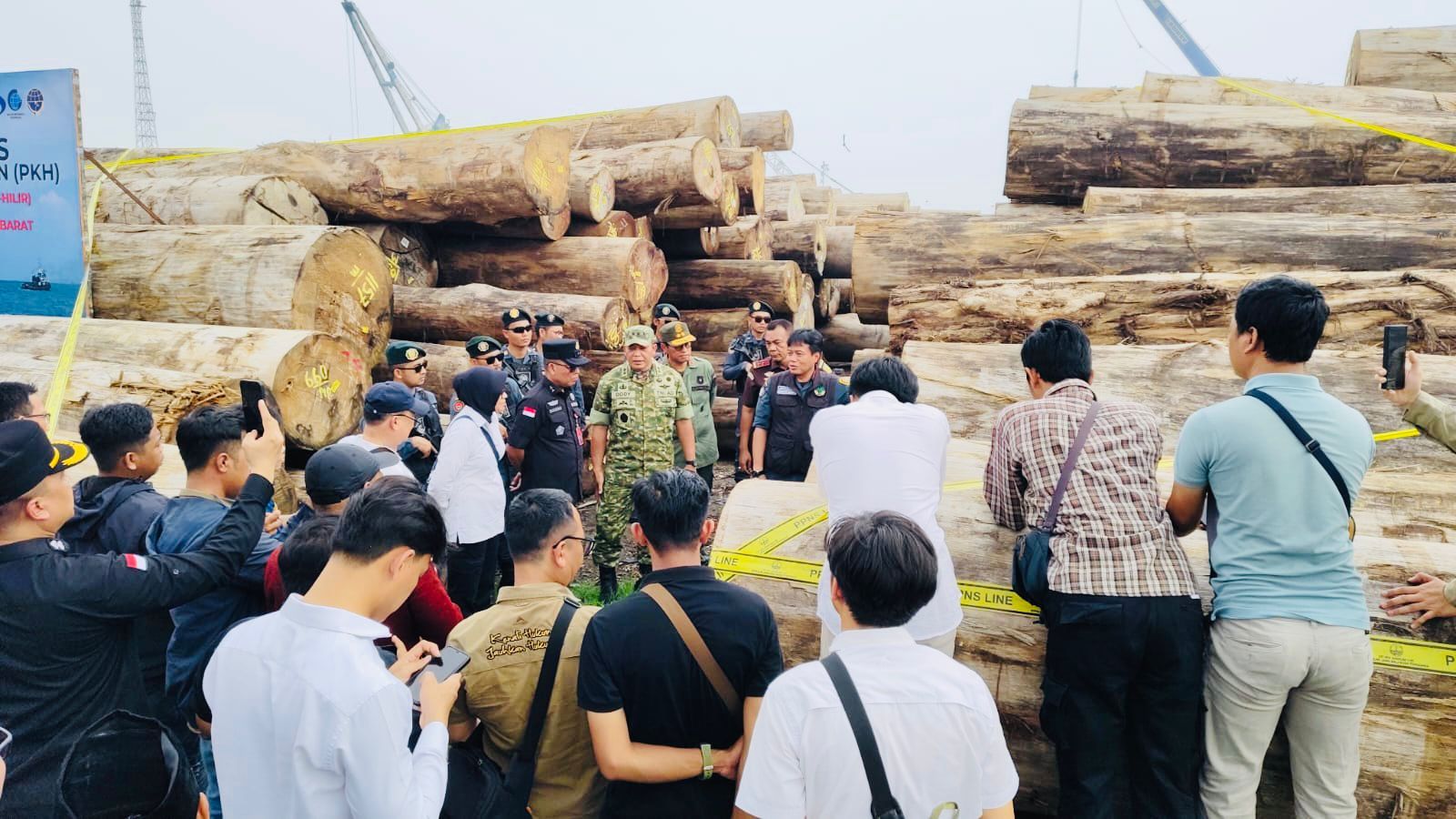 Para pejabat Kementerian Kehutanan, Kejaksaan, dan Satgas Garuda PKH meninjau tumpukan kayu hasil sitaan dalam kasus illegal logging di Kepulauan Mentawai, Sumatera Barat.