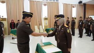 Kepala Kejaksaan Tinggi Kepulauan Riau J. Devy Sudarso menyalami Wakil Kajati Kepri yang baru dilantik dalam upacara pengambilan sumpah jabatan di Aula Sasana Baharuddin Lopa, Tanjungpinang, Kamis (4/12/2025).
